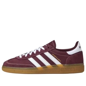 adidas x sporty rich handball spezial shadow red 1 330x330 - Adidas X Sporty & Rich Handball Spezial &bdquo;Shadow Red&ldquo;